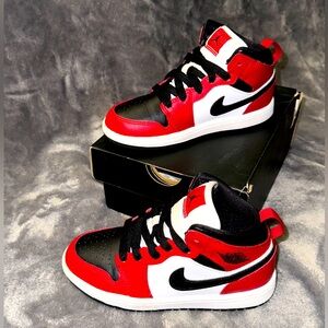 Jordan 1 Mid Chicago PS size 12c